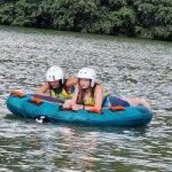 Wycieczka fakultatywna, Materacem za motorówką